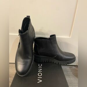 $180 Vionic Uptown Sur Black Leather Ankle Boots size 8